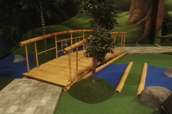 Indendørs Adventure Golf med Bambusbro og hajer