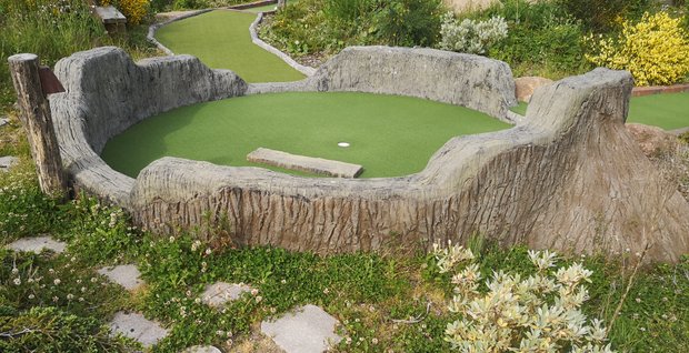 Adventure Golfbane med granit kanter og vandløb